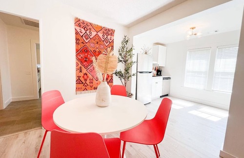 Mountain View House | The Local Giraffe ~ w/firepit, convenient locatio