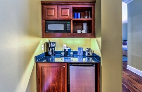 French Quarter Apartment | The Lodge Alley Inn™ - Studio (1Q)