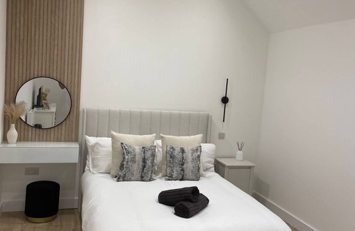 Cowes Cabin | The Lodge Hideaway - Studio Style, Simple Luxury