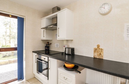 Dol-y-Gaer Cottage | THE LODGE, pet friendly, with hot tub in Pontsticill