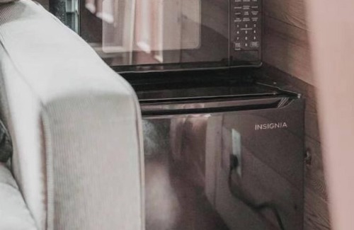 Skykomish Cabin | The Lodge @ SkyCamp: Cozy cabin with hot tub 15min from Stevens Pass