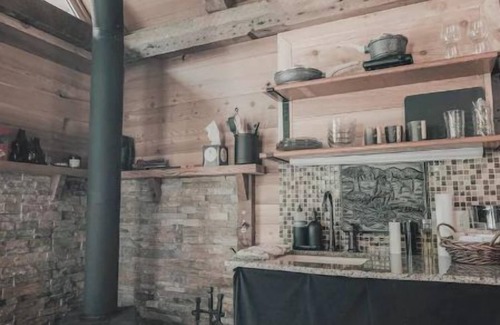 Skykomish Cabin | The Lodge @ SkyCamp: Cozy cabin with hot tub 15min from Stevens Pass