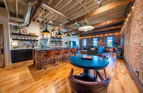De Pere Apartment | The Loft 417 - Uniquely Renovated Downtown Loft
