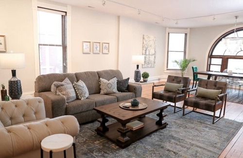 Bellefontaine Apartment | The Loft Above | Lux Downtown 2BR | Parking | W/D!