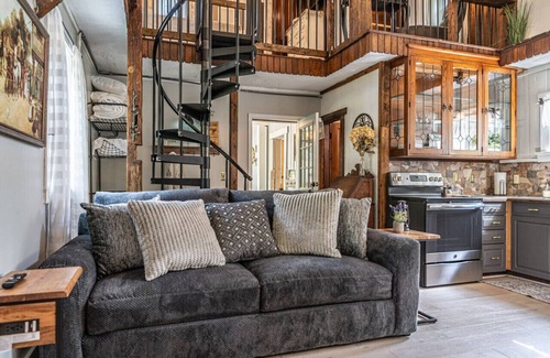 Pinebluff Apartment | The Loft and Mane Cottage - Romantic Getaway