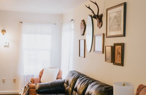 Long Barn Cabin | The Long Barn Lodge - Homey Cabin A