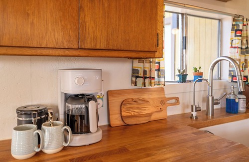 Joshua Tree House | The Lost Flamingo Retro Retreat Pool/Spa/EV/Views!