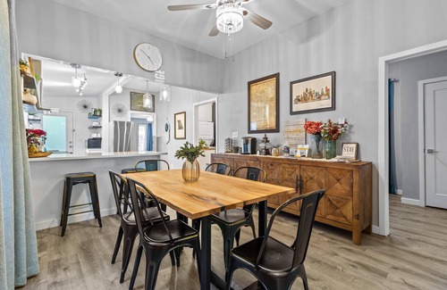 Southmoreland House | The Lounge minutes f/Plaza, Downtown and UMKC! Bungalow Minutes F/Plaza!