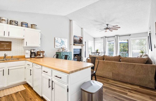 Lake Ozark Condo | The Lucky Minnow-Hot Tub, Pool, Pet Friendly