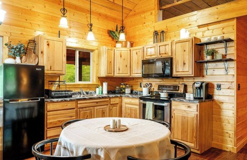 Banner House | The Magpie Cabin - it's adorable & close to town!