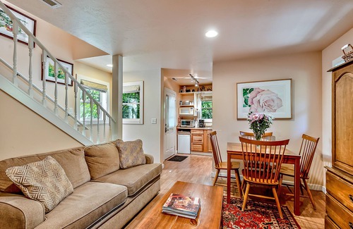 Siskiyou-Hargadine Historic District Apartment | The Maple Apartment at Tudor House Vacation Rentals