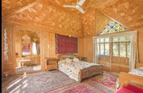 Sudarbal Boat Rental | The Martin's Houseboat