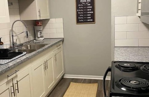 Hamilton Apartment | The Mary Lou - Entire 2 Bedroom Apt in Quilt Town, USA