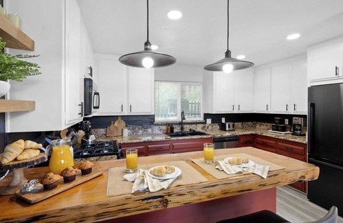 Crestline House | The Matterhorn Manor by Avantstay Harry Potter Inspired A-frame Home w/Hot Tub & Views