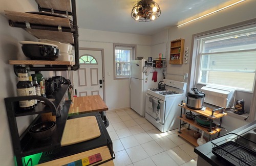 Albany Park Apartment | The Millennium Club, Eclectic Albany Park Apartment, 2 bdrm 1 bath