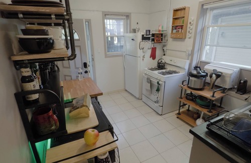 Albany Park Apartment | The Millennium Club, Eclectic Albany Park Apartment, 2 bdrm 1 bath