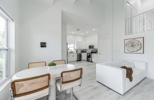 East Naples House | The Modern Botanical – Pickleball & Gardens