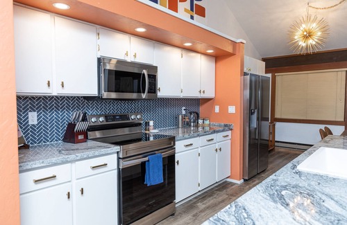 Graeagle House | The Mondrian Hole in One - An MCM Townhome in a Quiet Golf Course Community