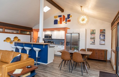 Graeagle House | The Mondrian Hole in One - An MCM Townhome in a Quiet Golf Course Community