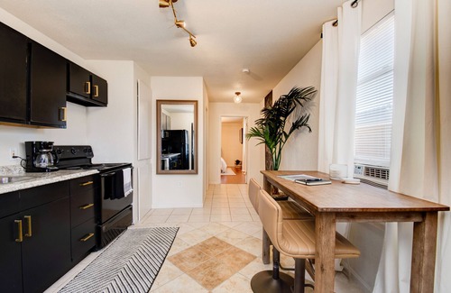 Heart of Lubbock House | ✮The Monochromatic Modern Studio✮Near TTU✮1BD/1Bth