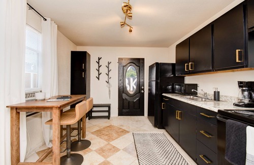 Heart of Lubbock House | ✮The Monochromatic Modern Studio✮Near TTU✮1BD/1Bth