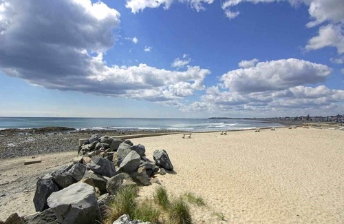 Hampton Apartment | The Motel closest to the beach! Pet Friendly! The Best Surfing!