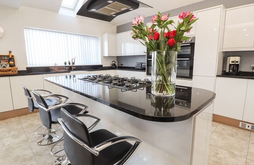 Prestatyn House | THE MOUNT, family friendly, luxury holiday cottage in Prestatyn