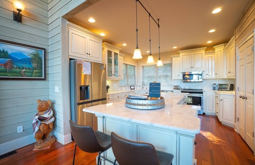 Helen House | The Mount Yonah Castle, Spectacular Mountain Views, Hot Tub, Pet Friendly