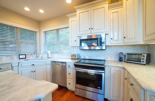 Helen House | The Mount Yonah Castle, Spectacular Mountain Views, Hot Tub, Pet Friendly