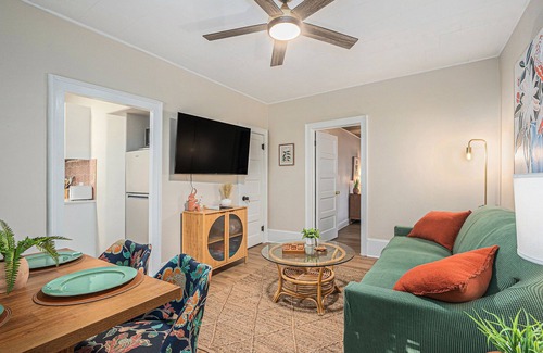 Valparaiso House | The Navy Gem | Historic Downtown Home—Sleeps 20