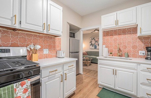 Valparaiso House | The Navy Gem | Historic Downtown Home—Sleeps 20