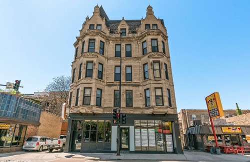 Park West Hotel | The Neighborhood Hotel - Lincoln Park 302 - One Bedroom w/Patio
