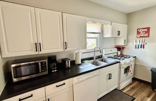 Muncie House | The Nest - Sleeps 6, 3 min to BSU