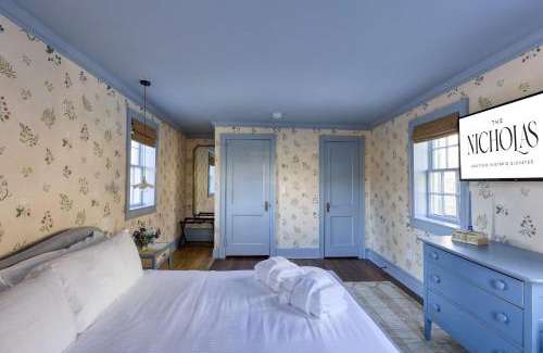 Harleston Village Bed & Breakfast | The Nicholas Carriage King Suite - Walk to King