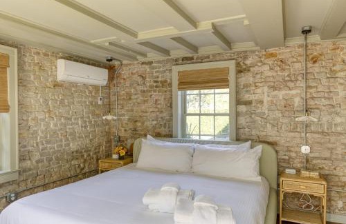 Harleston Village Bed & Breakfast | The Nicholas Carriage King Suite 1 Block to King