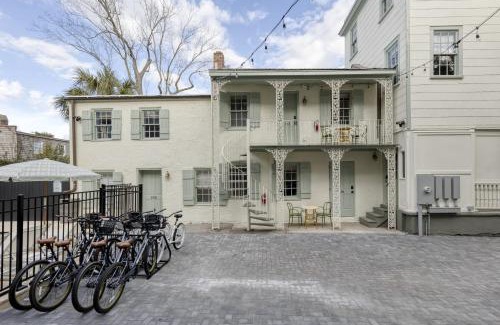 Harleston Village Bed & Breakfast | The Nicholas Carriage King Suite 1 Block to King