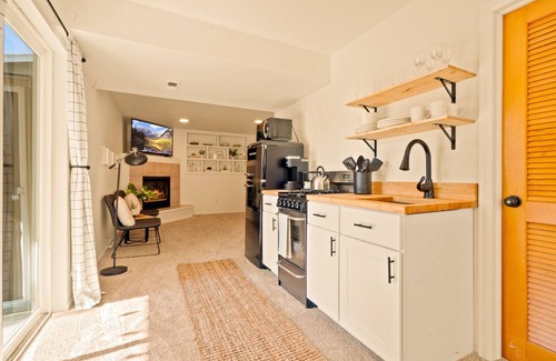 Stetson Hills Apartment | The Nook- Private Walkout Studio With Full Kitchen & Hot Tub!