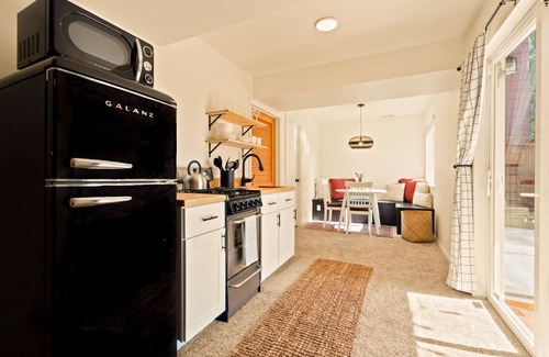 Stetson Hills Apartment | The Nook- Private Walkout Studio With Full Kitchen & Hot Tub!