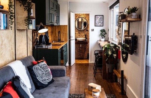 Exeter Cabin | The Nook: Tranquil Getaway with Hot Tub & Sauna