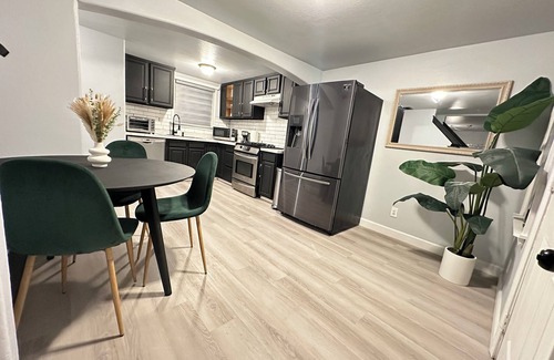 Modesto House | The Oasis - Your Luxury 2BR/1.5BA Home in Downtown Modesto