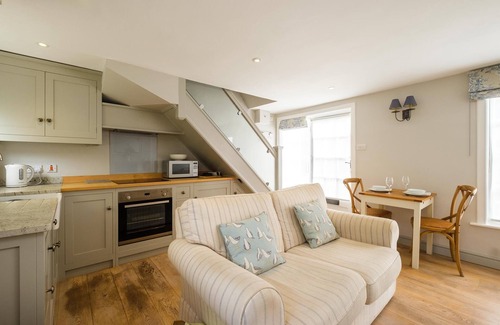 Aldeburgh Apartment | The Old Custom House - sleeps 2 guests in 1 bedroom