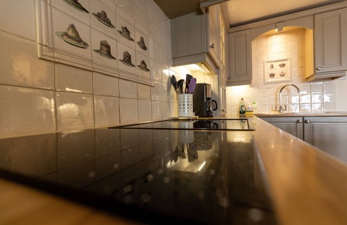 Mudeford Cottage | 'The Old Customs House', character cottage on Mudeford Quay