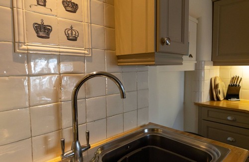 Mudeford Cottage | 'The Old Customs House', character cottage on Mudeford Quay