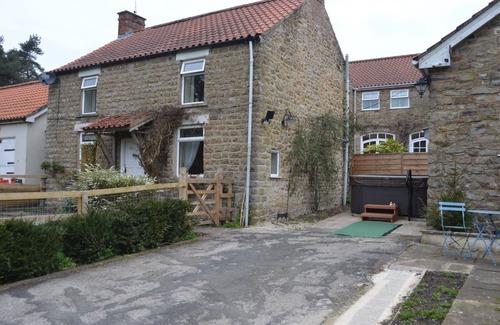 Pickering Cottage | The Old Farmhousen3 bed det cottage Hot Tub, Dog/cat friendly onsite fishing