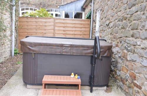 Pickering Cottage | The Old Farmhousen3 bed det cottage Hot Tub, Dog/cat friendly onsite fishing