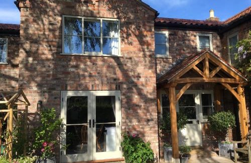 Alne Apartment | The Old Post Office pretty village 20min from York