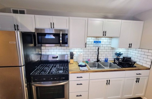 Ottawa House | The Ottawa Escape! King Bed. Pet Friendly! Close to downtown.