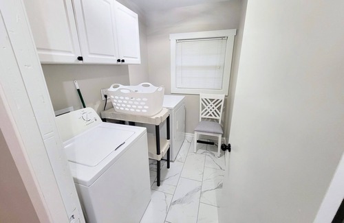 Ottawa House | The Ottawa Escape! King Bed. Pet Friendly! Close to downtown.