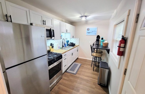 Ottawa House | The Ottawa Escape! King Bed. Pet Friendly! Close to downtown.