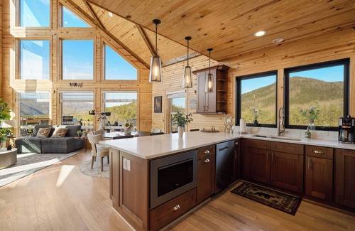 Milam Cabin | The Overlook Lodge - Exclusive 5BR Luxury Retreat with Panoramic Views